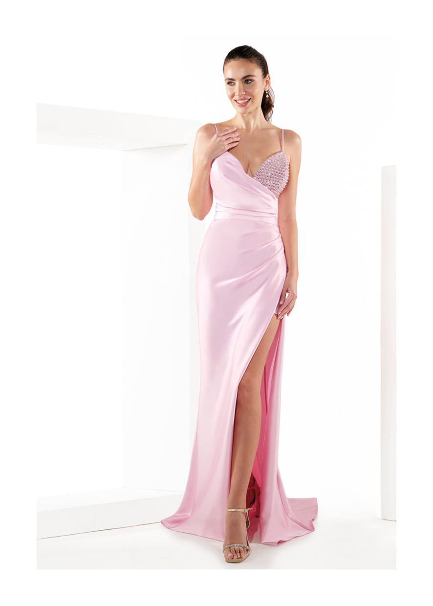 Abito rosa con spacco e coppa gioiello